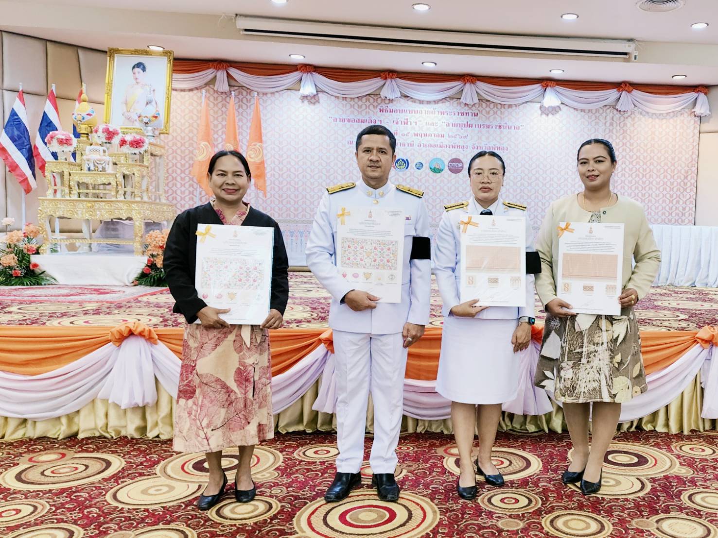 พช.ตะโหมด ร่วมพิธีมอบแบบลายผ้าพระราชทาน “ลายขอสมเด็จฯ - เจ้าฟ้าฯ” และ “ลายบุปผาบรมราชินีนาถ” สืบสานภูมิปัญญาผ้าไทยสู่สากล