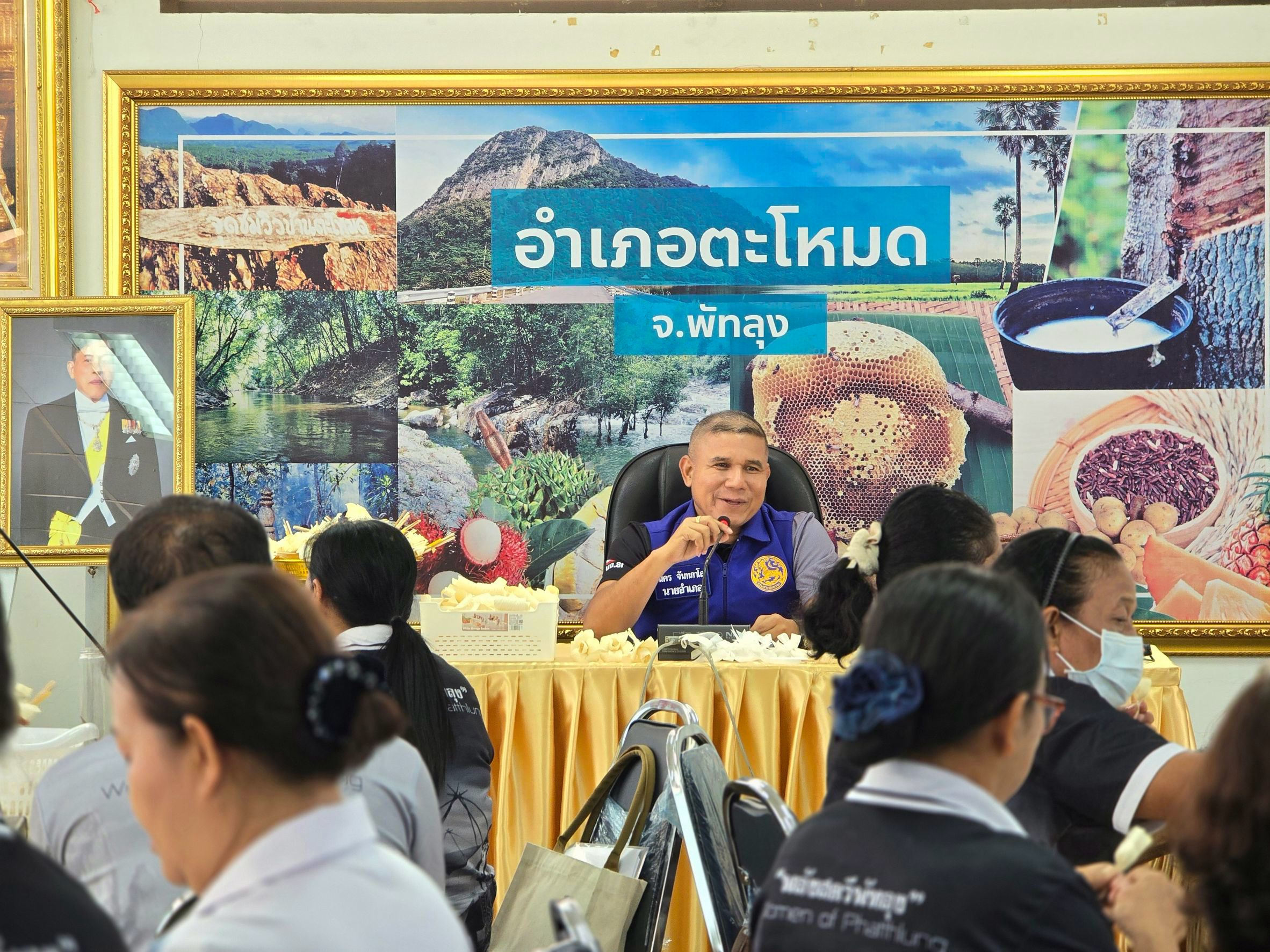 อำเภอตะโหมด ร่วมกับ สำนักงานพัฒนาชุมชนอำเภอตะโหมด รวมพลังเครือข่ายสตรีจิตอาสาจัดทำดอกไม้จันทน์ เพื่อเตรียมความพร้อมในการจัดพิธีถวายดอกไม้จันทน์ของประชาชนในส่วนภูมิภาค
