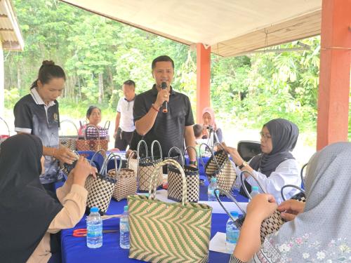 พช.ตะโหมด ลงพื้นที่ให้กำลังใจ และสนับสนุนการศึกษาดูงานวิสาหกิจชุมชนเส้นสานบ้านห้วยพงษ์
